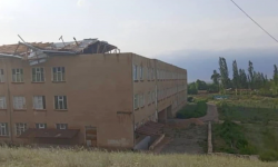 Жети-Өгүздө катуу шамал катталып, мектептин чатырын учуруп кетти