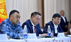 К.Зулушев, У.Ниязбеков жана Б.Төрөбаев Кара-Көл шаарынын тургундарынын көйгөйлөрүн угууда