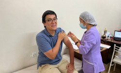 Эдил Байсалов коронавирус инфекциясына каршы эмдөөнүн кошумча дозасын алды