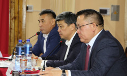 К. Зулушев, Б. Төрөбаев жана У. Ниязбековдун эл менен жолугушуусу Ала-Бука районунда өттү