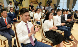 Бишкекте мыкты бүтүрүүчүлөргө “Алтын сертификат” тапшырылат