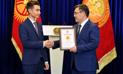 Садыр Жапаров мектепти артыкчылык менен аяктаган балдарга "Алтын Сертификат" тапшырды 