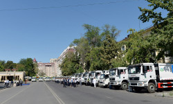  Акылбек Жапаров райондордун жана шаарлардын мэрияларынын өкүлдөрүнө атайы техникалардын ачкычтарын тапшырды