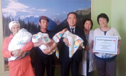 Ысык-Көлдө үч эм төрөлгөн аз камсыз болгон үй-бүлөгө президенттин атынан үй берилди