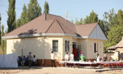 Камчыбек Ташиев жалгыз бой энеге  жаңы үй куруп берди