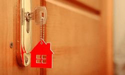 Үч эм төрөлгөн үй-бүлөгө өлкө башчысы тарабынан эки бөлмөлүү батир белекке берилди