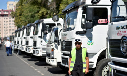 Акылбек Жапаров жаңы техникалардын ачкычын жергиликтүү ɵзүн-ɵзү башкаруу органдарына тапшырды