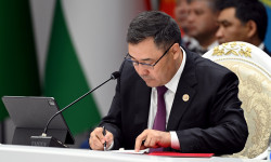 Маанилүү документтерге кол коюлду