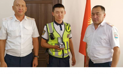 Бишкекте темир жолго уктап калган кишини куткарган инспекторлор сыйланды