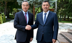 Садыр Жапаров Кытайдын тышкы иштер министри Ван Ини кабыл алды