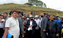  Акылбек Жапаров Алайда чогулган тургундардын үнүн укту