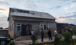 Аламүдүндө шамал бир нече үйдүн чатырын учурду