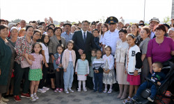 Президент Садыр Жапаров УКМКнын кызматкерлерине жаңы батирлердин ачкычтарын тапшырды