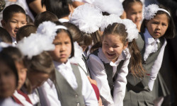 Кыргызстандагы бардык мектептер беш күндүк окууга өтөт