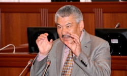 Азимбек Бекназаров кызматтан алынганы боюнча соттошот