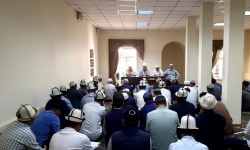 Бишкек шаарынын казысы катталбаган мечит имамдарына эскертүү берди