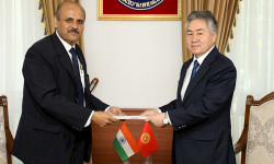 Индия элчиси КР ТИМ башчысына ишеним грамотасынын көчүрмөсүн тапшырды