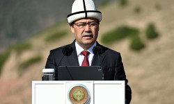 Президент: Эгемендүүлүк майрамын ар жылы ар бир дубанда салтанаттуу өткөрүүнү салтка айлантуу ниетибиз бар