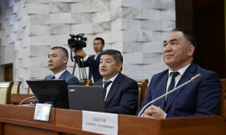  Акылбек Жапаров парламенттин кезектеги сессиясынын ачылышына катышты
