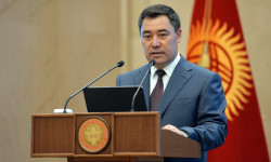 Президент өз тармагында өзгөчөлөнгөндөргө мамлекеттик сыйлыктарды тапшырат