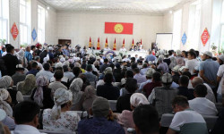 Бийлик өкүлдөрү Ноокат районунун тургундары менен жолугушууда