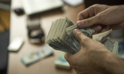  Аз камсыз болгон үй-бүлөлөргө 100 миң сомдон кайтарымсыз колдоо көрсөтүлө башталды