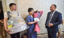 Үч эм төрөлгөн үй-бүлөгө Бишкек шаардык мэриясы тарабынан 90 миң сом берилди 