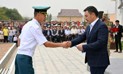 Президент Садыр Жапаров Чек ара кызматынын кызматкерлерине жаңы батирлердин ачкычтарын тапшырды