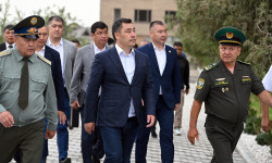 Садыр Жапаров жатакананы чек арачылардын 70 үй-бүлөсү үчүн көп батирлүү турак-жай кылып реконструкциялоо үчүн каражат бөлүүнү тапшырды