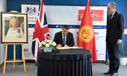 Садыр Жапаров Улуу Британия элчилигиндеги көңүл айтуу китепчесине жазуу калтырды