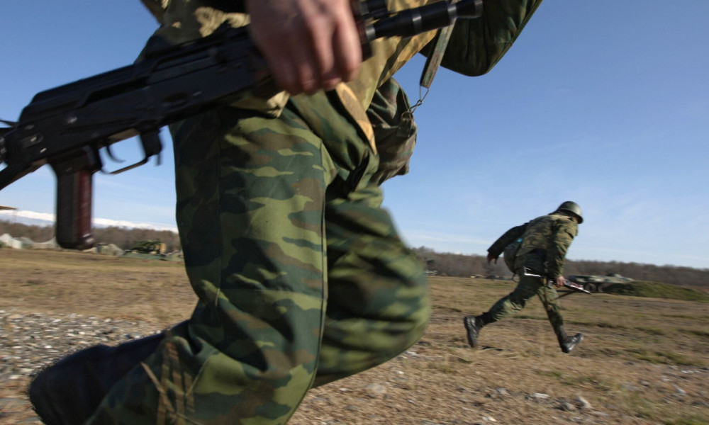 ПС ГКНБ КР: Таджикские военнослужащие используют мирных граждан в качестве "живого щита"