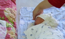 Баткенден эвакуация болуп келген үй-бүлөдө уул бала төрөлдү