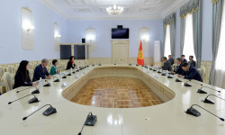 Акылбек Жапаров Азия өнүктүрүү банкынын өкүлчүлүгүнүн башчысы менен жолугушту