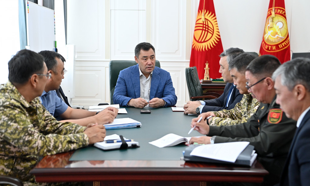 Садыр Жапаров Баткен облусундагы кырдаал боюнча жумушчу кеңешме өткөрдү