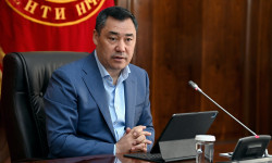 Садыр Жапаров: Ар бир сантиметр жер үчүн кашык каныбыз калганча күрөшүүбүз керек