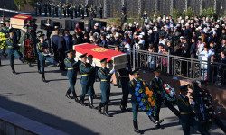 Чек арада каза болгон үч аскер кызматкеринин сөөгү "Ата-Бейитке" коюлду