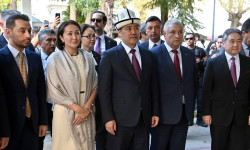 Садыр Жапаров Бурса шаарындагы "Осман гази жана Орхан гази Турбеси" мемориалына барды