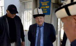 Акылбек Жапаров Баткендеги талкаланган социалдык объектилерди көрүп чыкты