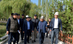 Акылбек Жапаров Баткен облусунун чек арага жакын жайгашкан айылдарындагы калыбына келтирүү иштеринин жүрүшү менен таанышты