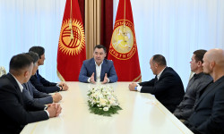 Президент Манаслуну багынткан альпинисттер менен жолукту