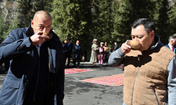 Садыр Жапаров менен Ильхам Алиев Ала-Арча паркында кыскача этномаданий программа менен таанышты