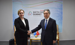 Жээнбек Кулубаев Наталья Герман менен жолукту