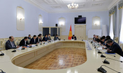 Бакыт Төрөбаев республикада ири ГЭСтерди куруу процессин тездетүү маселеси боюнча кецешме өткөрдү