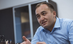 Илим Карыпбеков: Чек араны тынчтык жолу менен чечишибиз керек