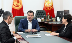 Садыр Жапаров Кыргызстандын 7 миллионунчу жашоочусунун ата-энесин куттуктады