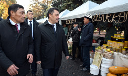 Президент Бишкекте өтүп жаткан агроөнөр жай көргөзмөсүнө жана жарманкеге барды