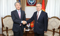 Тышкы иштер министри Жээнбек Кулубаев Кореянын Кыргызстандагы элчиси Ли Вонджэни кабыл алды