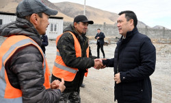 Садыр Жапаров Балыкчы – Кочкор - Кара-Кече темир жолунун курулушу менен таанышты