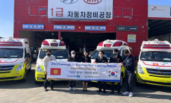 Корея Кыргызстанга тез жардам унааларын берди