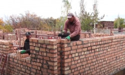 Баткен: чек арадагы курулуштун ыргагы